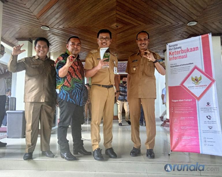 Bupati Solsel, Khairunas didampingi Wakil Bupati Yulian Efi dan Komisioner KI Sumbar, Adrian Tuswandi sesuai terima penghargaan, Senin (6/12). (Foto : Arzil)