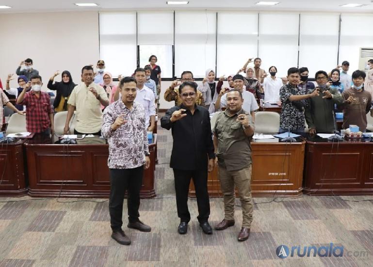 Peserta bersama ketua dan anggota KI serta Wakil Ketus Komisi 1 DPRD Sumbar, Evi Yandri Rajo Budiman seusai bimtek, Jumat sore (10/12). (Foto : Arzil)