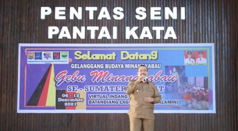 Wawako Pariaman, Mardison Mahyuddin saat berikan sambutan saat membuka acara Gelanggang Budaya Minangkabau (Gebu Minangkabau), di pentas Seni Pantai Kata Pariaman, Senin (6/12). (Dok : Istimewa)