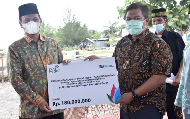 GM PLN UIW Sumbar, Toni Wahyu Wibowo serahkan dana CSR kepada Wali Kota Pariaman, Genius Umar, Kamis sore (10/12). (Dok : Istimewa)
