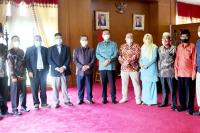 Wali Kota Genius Umar saat terima rombongan LK MUI Pusat di ruang kerjanya, Kamis (16/12). (Dok : Istimewa)