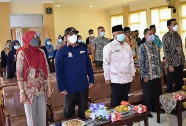 Anggota KPU Sumbar, Yuzalmon didampingi Ketua KPU Agam, Riko Antoni dan Sekretaris Kabupaten (Sekkab) Agam, Edi Busti saat buka pelatihan DP3 bagi kader, Kamis (16/12) kemarin. (Dok : Istimewa)