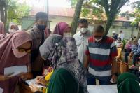Masyarakat antusias ikuti vaksinasi massal yang diadakan LPM) Kelurahan Kampung Lapai, Sabtu (25/12). (Dok : Istimewa)