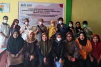 Tim LPPM Unand saat beri pelatihan pengelolaan website Nagari Talang Anau kepada perangkat nagari setempat, Rabu (1/12). (Dok : Istimewa)