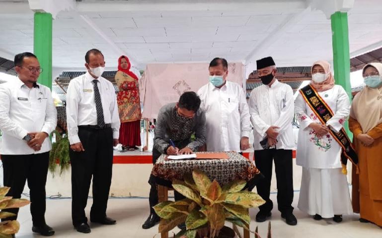 Penandatanganan MoU program Sekolah Siaga Kependudukan antara DPPKB dengan Dinas Pendidikan dan Kebudayaan serta Cabang Dinas Wilayah II Diknas Sumbar, Jumat (3/12). (Dok : Istimewa)