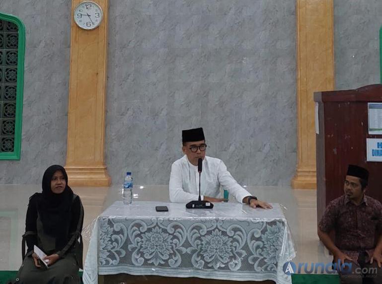 Anggota MPR unsur DPD RI, Alirman Sori saat sosialisasikan 4 Pilar MPR kepada anggota majelis taklim Masjid Raya Pahlawan Lumpo, Pesisir Selatan (Pessel), Rabu malam (22/12). (Dok : Istimewa)
