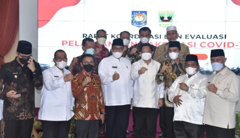 Wawako Pariaman, Mardison Mahyuddin saat rakor bersama Mendagri soal target vaksinasi dan realisasi anggaran 2021 di gubernuran,  Jumat (17/12).  (Dok : Istimewa)