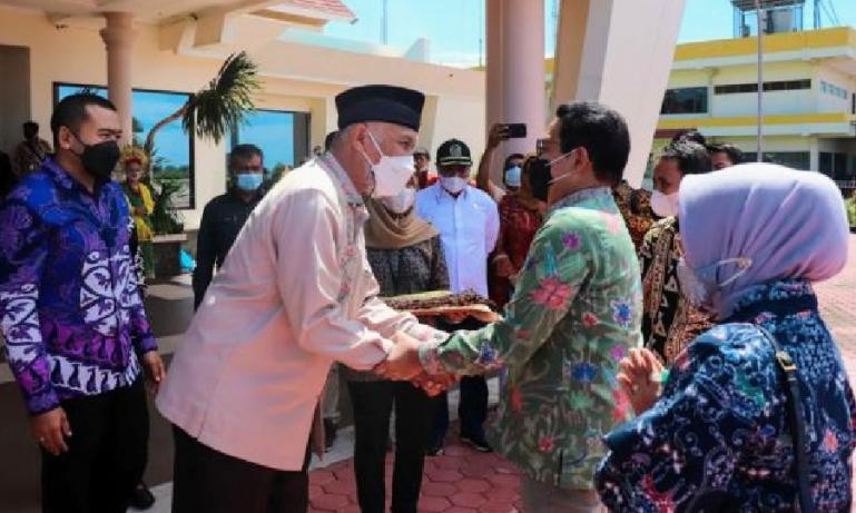 Mendes PDTT, Abdul Halim Iskandar disambut Gubernur Mahyeldi dan Wakil Gubernur, Audy Joinaldy saat tiba di Sumbar, Sabtu (11/12). (Dok : Istimewa)