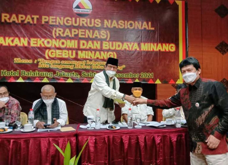Pengurus DPP GEBU Minang saat Rapenas bahas penyelanggaraan Mubes VII untuk GEBU Minang, Sabtu malam (4/12). (Dok : Istimewa)
