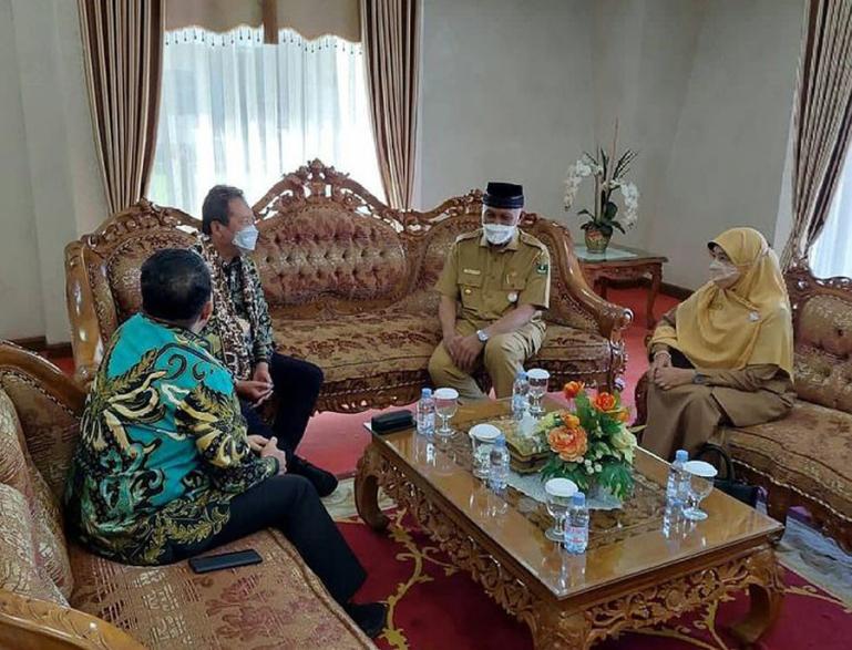 Kadis DKP Sumbar Desniarti mendampingi Gubernur Sumbar Mahyeldi berdiskusi dengan Menteri Kelautan dan Perikanan Sakti Wahyu Trenggono di BIM. (Dokumen Istimewa)