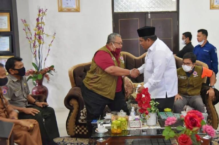 Bupati Padangpariaman, Suhatri Bur saat menerima kedatangan tim dari BNPB di ruang kerjanya, Senin (20/12). (Dok : Istimewa)