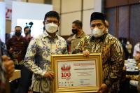 Bupati Padangpariaman, Suhatri Bur saat menerima penghargaan smart city dari Menteri Kominfo RI, Jhonny G Plate di InternatIonal Convention Exhibition (ICE) BSD City, Kota Tangerang, Selasa (14/12) kemarin. (Dok : Istimewa)