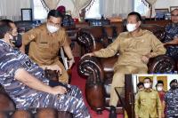 Wali Kota Pariaman, Genius Umar saat menjamu Danlantamal II Padang, Laksamana Pertama TNI Endra Sulistiyono, beserta rombongan di ruang kerjanya, Selasa (14/12). (Dok : Istimewa)