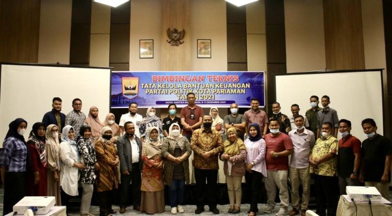 Wawako Mardison Mahyuddin saat membuka bimtek pengelolaan bantuan keuangan parpol di salah satu hotel di Bukittinggi, Jumat (10/12). (Dok : Istimewa)