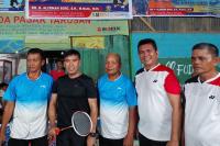 Anggota DPD RI asal Sumbar, Alirman Sori bersama panitia open turnamen bulutangkis Alirman Sori Cup-1, di Tarusan, Senin (13/12). (Dok : Istimewa)