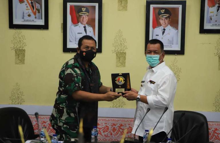 Bupati Pessel, Rusma Yul Anwar serahkan cinderamata kepada Danlantamal II Padang, Laksamana Pertama TNI AL, Endra Sulistiyono di Painan, Rabu (8/12). (Dok : Istimewa)