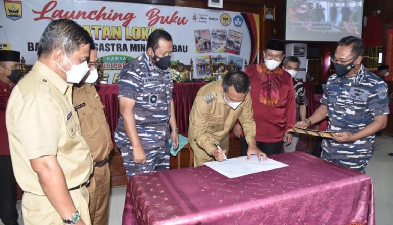 Proses penandatanganan sertifikat tanah hibah yang dilakukan Wako Genius Umar untuk pembangunan Posmat TNI AL di Kota Pariaman, Selasa siang (14/12). (Dok : Istimewa)