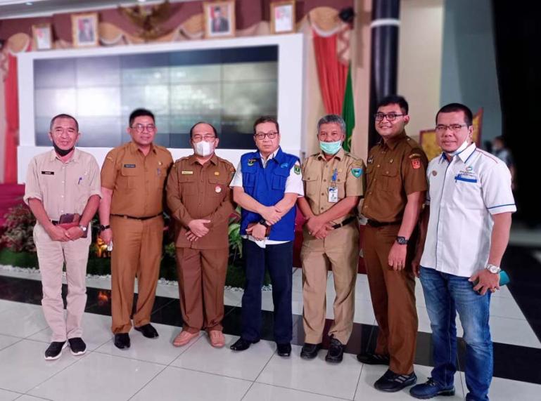 Kepala Diskominfotik Pessel, Junaidi bersama Kadis Kominfotik Sumbar, Jasman Rizal di sela-sela launching Super Apps Sumbar Mandani, di Padang, Selasa (14/12). (Dok : Istimewa)