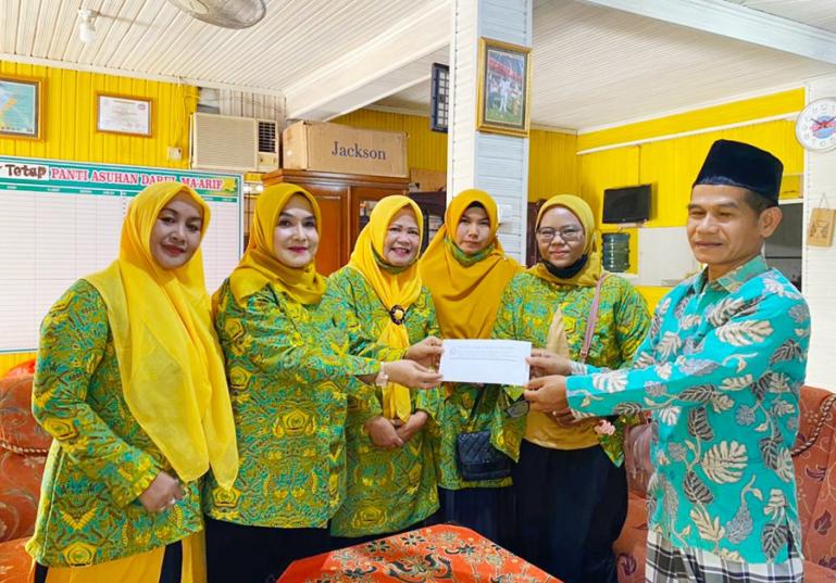 Ketua DPD Pengajian Al Hidayah Sumbar, Linda Oktavianti bersama pengurusnya serahkan bantuan pada pengelola Panti Asuhan Darul Ma'arif Gunung Pangilun Padang dalam rangka peringatan Hari Ibu, Rabu (22/12). (Dok : Istimewa)