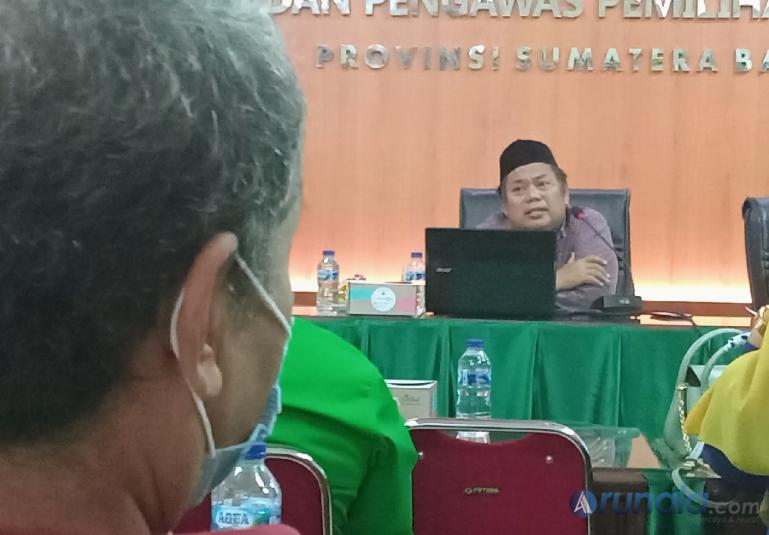 Pengamat Hukum dari Unes Padang, Otong Rosadi berikan paparan kepada parpol dalam rapat pelaksanaan evaluasi dan persiapan pengawasan pemilu 2024 yang diadakan Bawaslu Sumbar, Kamis (2/12). (Foto : Arzil)