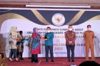 Ketua Monev KI Sumbar, Tanti Endang Lestari saat serahkan penghargaan PPID Informatif se Sumbar kepada Wabup Pessel, Rudi Hardiansyah, di Bukittinggi, Senin (6/12). (Dok : Istimewa)