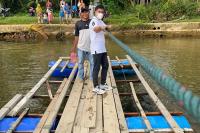 Anggota DPD RI, Alirman Sori menaiki perahu ponto saat mengunjungi masyarakat petani yang ada di Kanagarian Mandeh, Pessel, Kamis (30/12). (Dok : Istimewa)