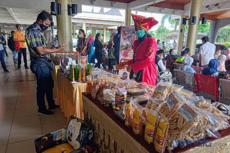 Salah satu sudut pameran produk UMKM yang ada di terminal BIM, Rabu (22/12). (Foto : Arzil)