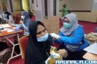 Seorang ibu menyusui, Mardiani mendapatkan vaksinasi dosis kedua saat Gebyar Vaksinasi Ibu Hamil dan Menyusui di Auditorium UNP, Sabtu (4/12). (Foto : Fajril)