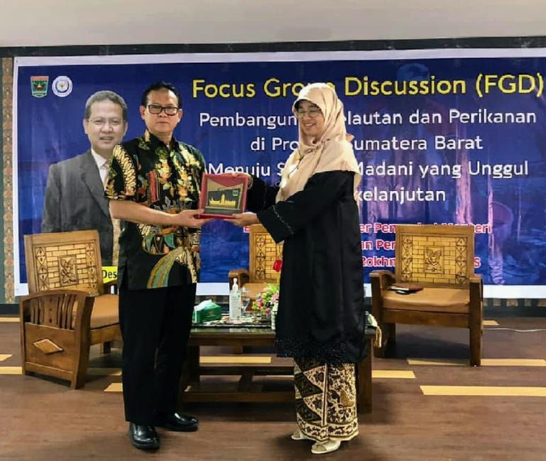 Kepala DKP Sumbar, Desniarti serahkan cinderamata kepada Penasihat Menteri Kelautan dan Perikanan RI, Rokhmin Dahuri, saat FGD di Dinas Kelautan dan Perikanan Sumbar, Jumat (10/12). (Dok : Istimewa)