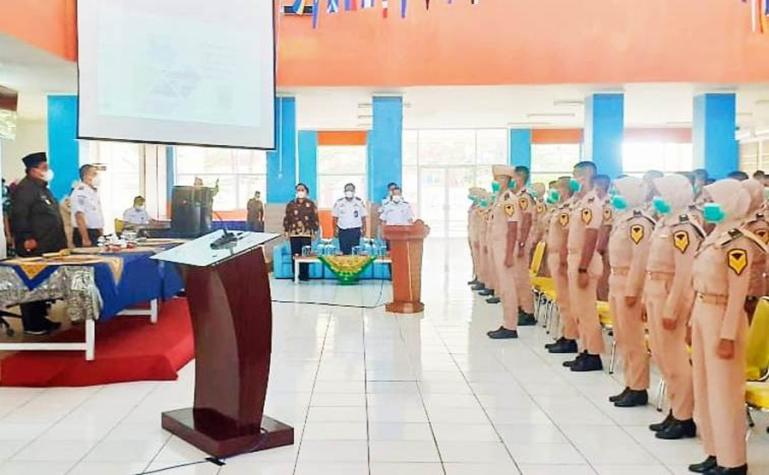 Bupati Padangpariaman, Suhatri Bur saat hadir di kampus Poltekpel Sumbar untuk beri kuliah umum bagi para siswa di kampus itu, Kamis (23/12). (Dok : Istimewa)