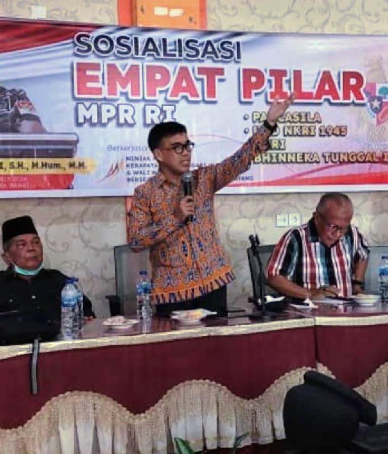 Anggota MPR/DPD RI, Alirman Sori saat sosialisasi 4 Pilar MPR RI di Bayang Painan, Rabu (22/12). (Foto : Arzil)