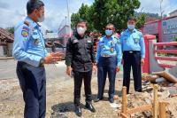 Anggota MPR/DPR RI, Alirman Sori saat dengarkan penjelasan Kepala Rutan Kelas II-B Painan, Fajar Ferdinan terkait pembangunan musala di Rutan itu, Senin (27/12). (Dok : Istimewa)