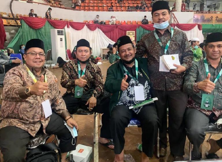 Sekretaris PWNU Sumbar bersama 15 Ketua Tandfiziyah PCNU Sumbar di arena Muktamar saat pemilihan Ketum PBNU, Lampung. (Dok : Istimewa)