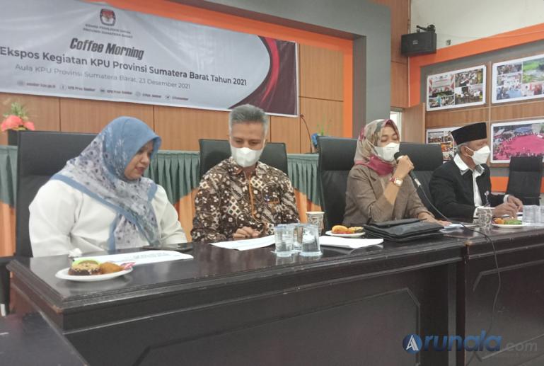 Ketua KPU Sumbar, Yanuk Sri Mulyani saat paparkan kegiatan KPU Sumbar selama tahun 2021 kepada sejumlah wartawan, Kamis (23/12). (Foto : Arzil)
