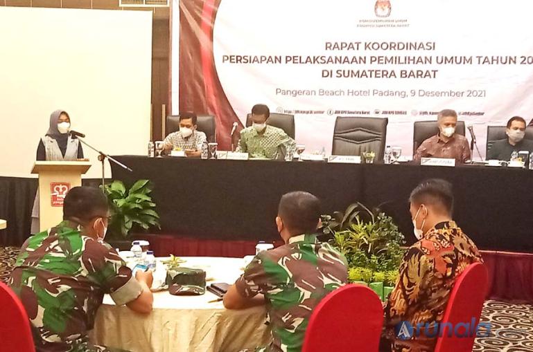 Ketua KPU Sumbar, Yanuk Sri Mulyani berikan penjelasan menyangkut pelaksanaan pemilu 2024 dalam rakor yang diadakan KPU Sumbar bersama parpol dan stake holdes di salah satu hotel di Padang, Kamis (9/12). (Foto : Arzil)