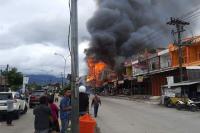 Api Berkobar di Depan Pasar Bandar Buat Padang: Belasan Ruko Terbakar Minggu Sore