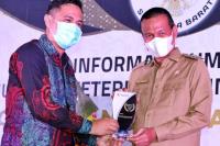 Komitmen dan Konsisten dengan Keterbukaan Informasi: Genius Umar Dinobatkan Jadi Tokoh KIP 2021 di Sumbar