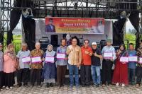 Supardi Serahkan Bantuan Sapi dan Itik di Payakumbuh: Keltan Didorong Dirikan Corporate Desa