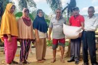 Ketua DPRD Dharmasraya Bantu Petani Timpeh