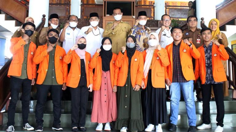 Para lulusan program Saga Saja setelah beraudensi dengan Wako Genius Umar, Selasa sore (18/1). (Dok : Istimewa)