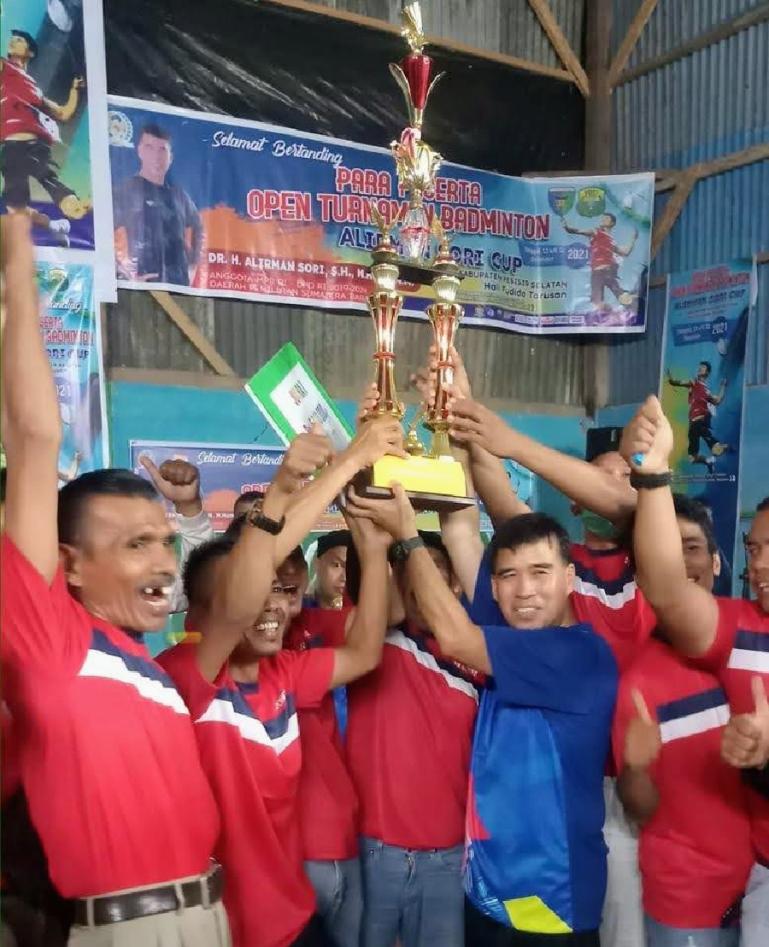 Anggota DPD RI, Alirman Sori saat serahkan piala kepada PB Sako Painan sebagai juara open turnamen Alirman Sori Cup-1, Minggu malam (2/1). (Dok : Istimewa)