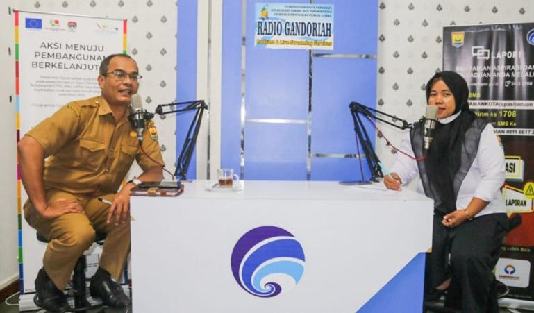Kabid Rehabilitasi dan Perlindungan Dinsos Kota Pariaman, Muharman saat Podcast di studio Kominfo Kota Pariaman, Selasa (11/1). (Dok : Istimewa)