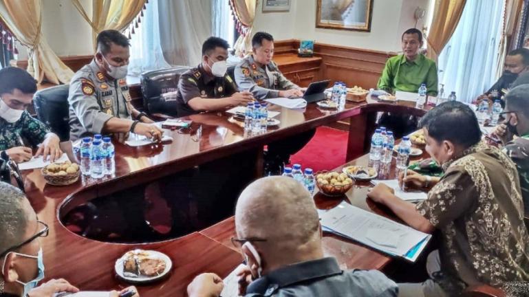 Wali Kota Genius Umar pimpin rapat persiapan sosialisasi vaksinasi massa bagi anak SD/MI di Kota Pariaman, Kamis (27/1). (Dok : Istimewa)