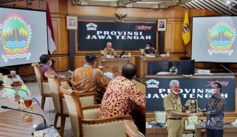 Wali Kota Pariaman, Genius Umar dengarkan paparan Gubernur Jawa Tengah, Ganjar Pranowo seputar inovasi yang ada di provinsi itu, Senin (10/1). (Dok : Istimewa)