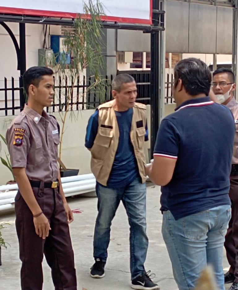 Ketum KONI Sumbar, Agus Suardi bersama pengurus sedang tinjua pekerjaan pembenahan gedung KONI Sumbar, Sabtu (8/1). (Dok : Istimewa)