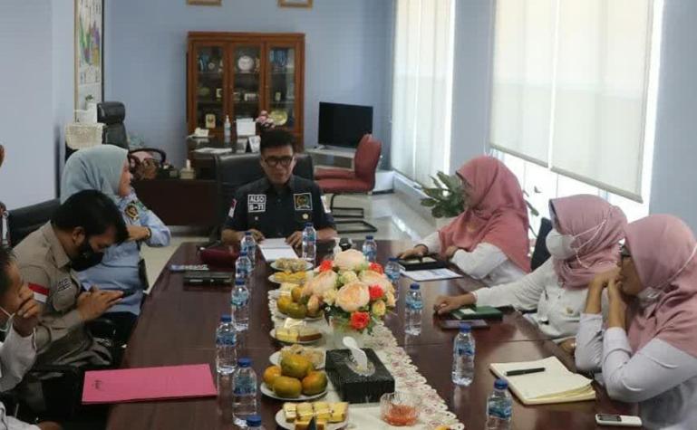 Anggota DPD RI, Alirman Sori saat lakukan pertemuan dengan Kepala DKP Sumbar, Desniarti dan sejumlah stafnya yang membahas sektor kelautan di Sumbar, Rabu (5/1). (Dok : Istimewa)