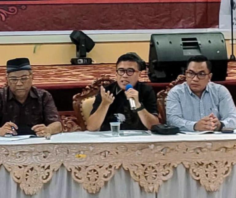 Anggota DPD RI, Alirman Sori saat berikan pemahaman 4 Pilar MPR kepada keluarga besar Pessel, di gedung PCC Painan, Sabtu (29/1). (Dok : Istimewa)