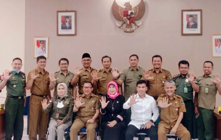 Dua Anggota DPD RI, Alirman Sori dan Emma Yohana saat kunjungan ke Dinas Kehutanan Sumbar, Selasa siang (4/1). (Dok : Istimewa)