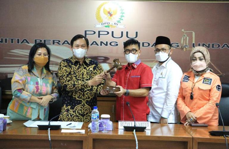 Penyerahan palu sidang oleh Wakil Ketua DPD RI, Sultan Bakhtiar Najamuddin kepada Alirman Sori setelah terpilih sebagai Ketua pansus UU Cipta Kerja DPD RI, Senin siang (24/1). (Dok : Istimewa)