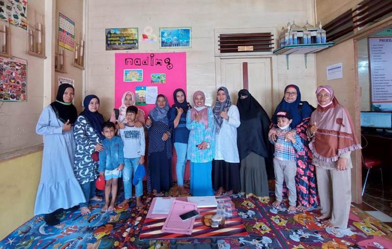 Dosen Prodi Bimbingan dan Konseling Universitas PGRI Sumbar, Besti Nora Dwi Putri M.Pd.,Kons bersama orang tua dan anak ABK di sela kegiatan pengabdian kepada masyarakat, Rabu (12/1). (Dok : Istimewa)